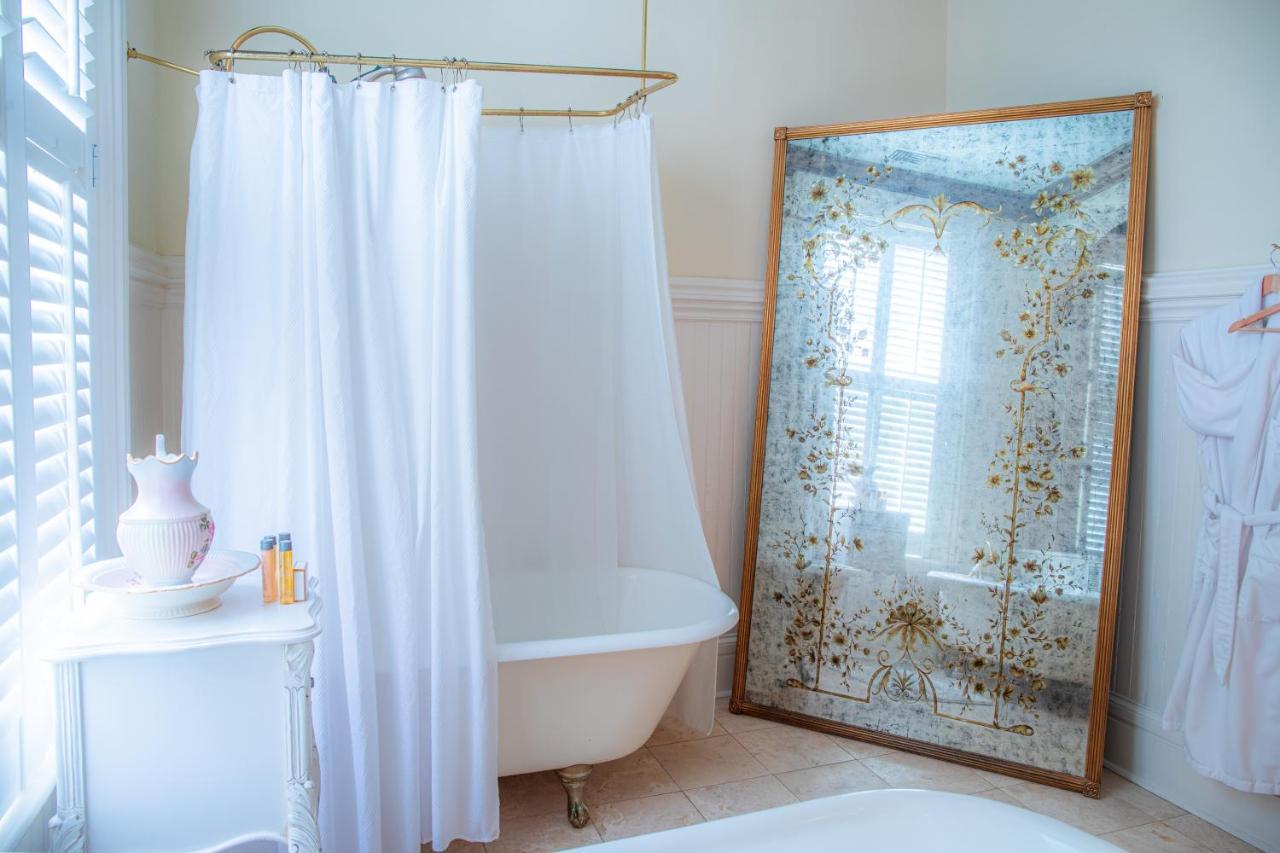 Deluxe Suite with Spa Bath