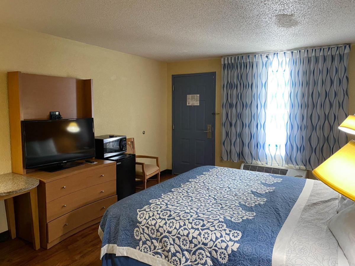 King Room with Roll-in Shower - Disability Access - Non-Smoking