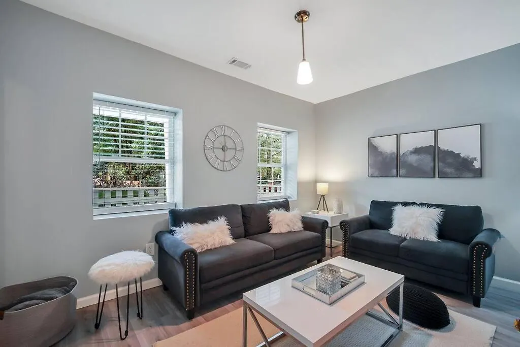 New Cheerful Renovated Home - 5 Min To Downtown!-1