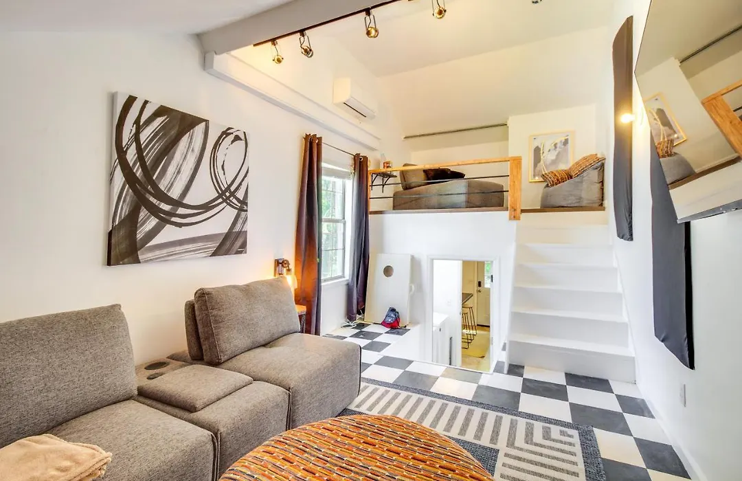 Cheerful Savannah Vacation Rental With Fire Pit!-1