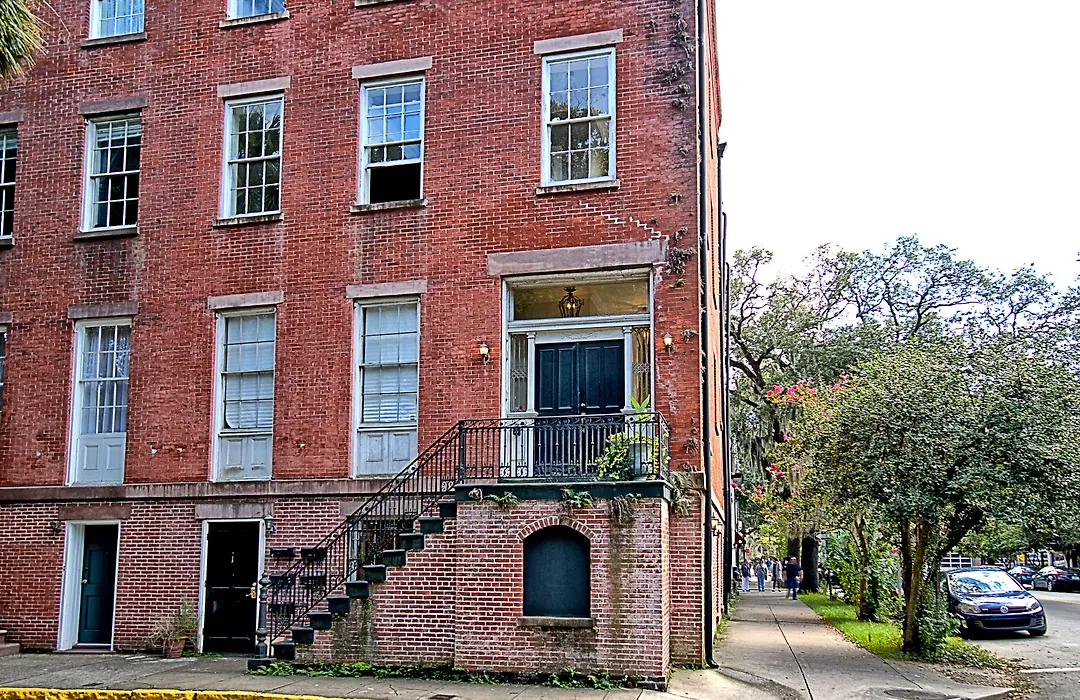 Comfy Carriage House Steps From The River-1