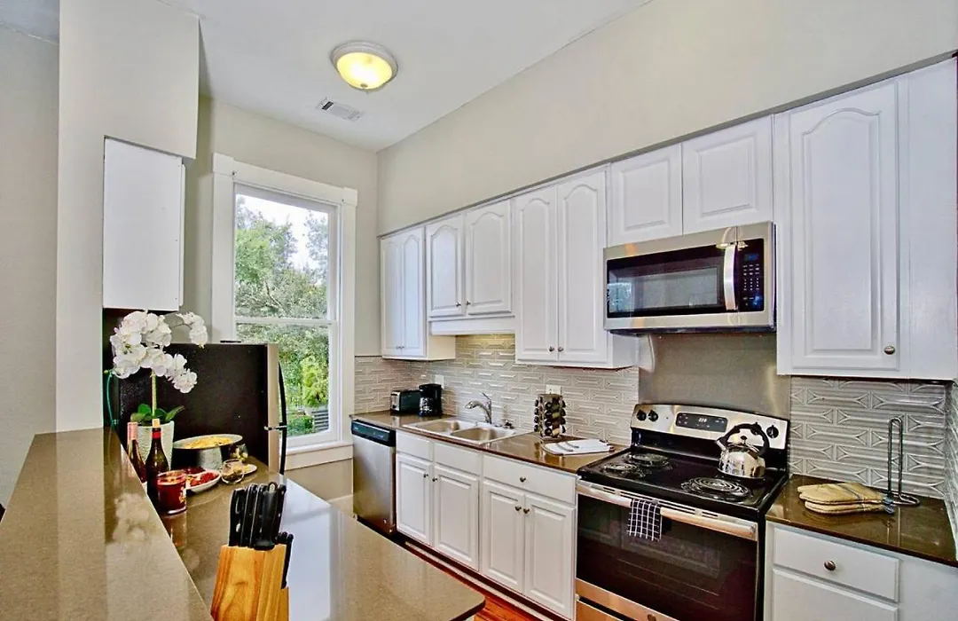 2 Bedroom Renovated Townhouse In Downtown Savannah-1