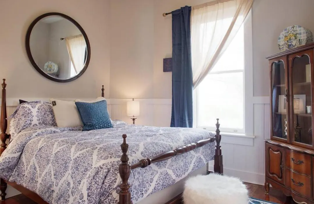 416A Waldburg St - Newly Renovated 1920'S Historic District Apt-1