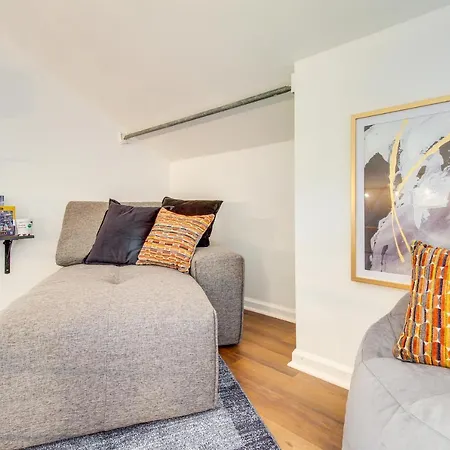 Cheerful Savannah Vacation Rental With Fire Pit!-3