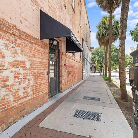 Lush Savannah Loft - Near Plant Riverside District-3