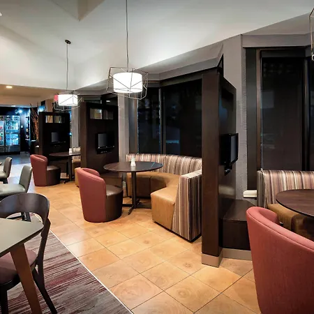 Courtyard By Marriott Savannah Midtown-3
