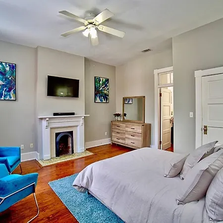 2 Bedroom Renovated Townhouse In Downtown Savannah-2