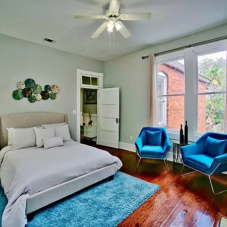 2 Bedroom Renovated Townhouse In Downtown Savannah-3