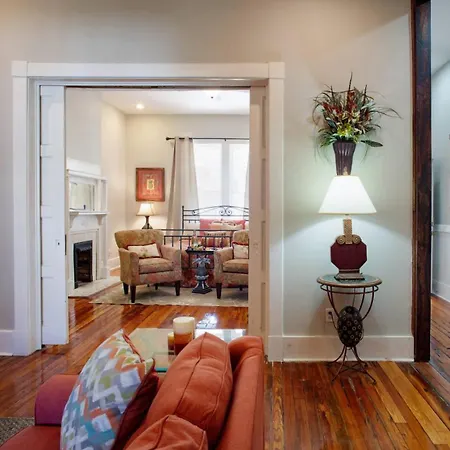 416A Waldburg St - Newly Renovated 1920'S Historic District Apt-2