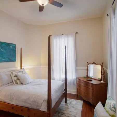 414 Waldburg A - Newly Renovated Apt With Outdoor Space!-2