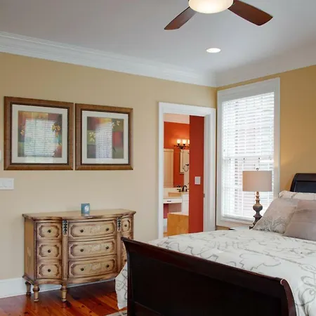 Beautiful 3Bed Townhome In Historic Downtown Savannah-2